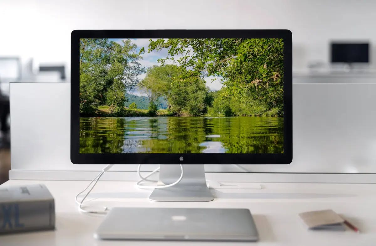 Un ordinateur avec un paysage de nature dans l'écran