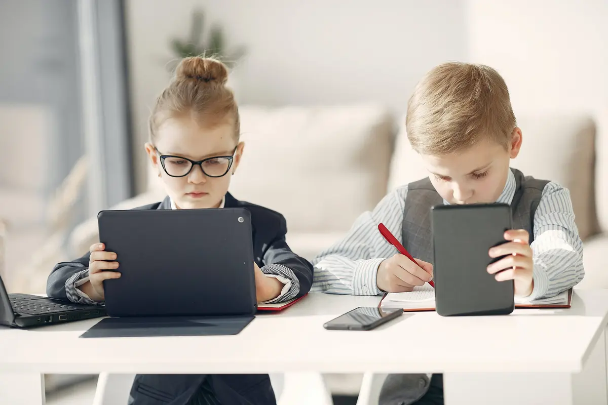 Deux enfants, un garçon et une fille, qui ont l'air de travailler comme des adultes