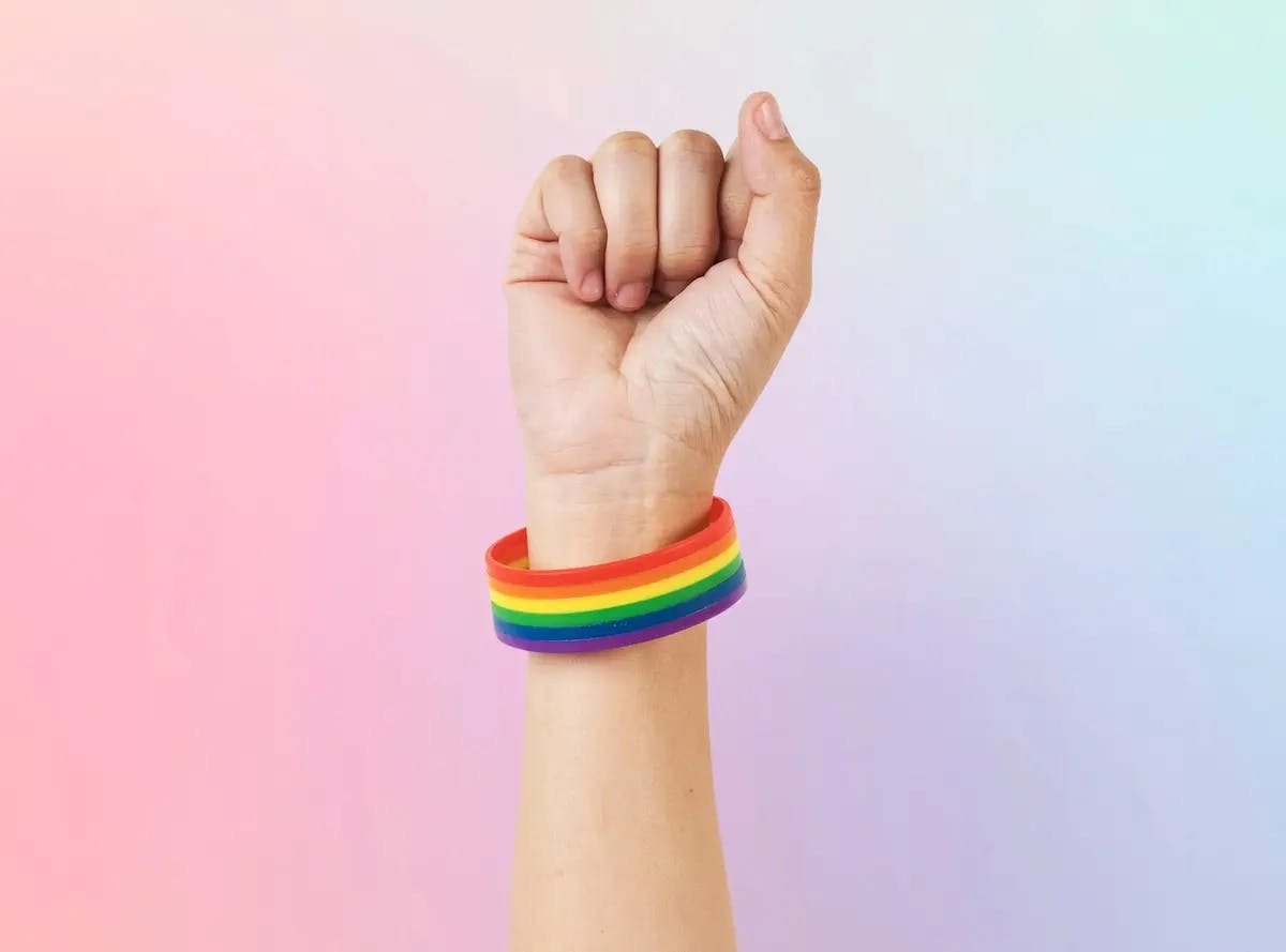 Bras avec un bracelet arc-en-ciel LGBT au poignet