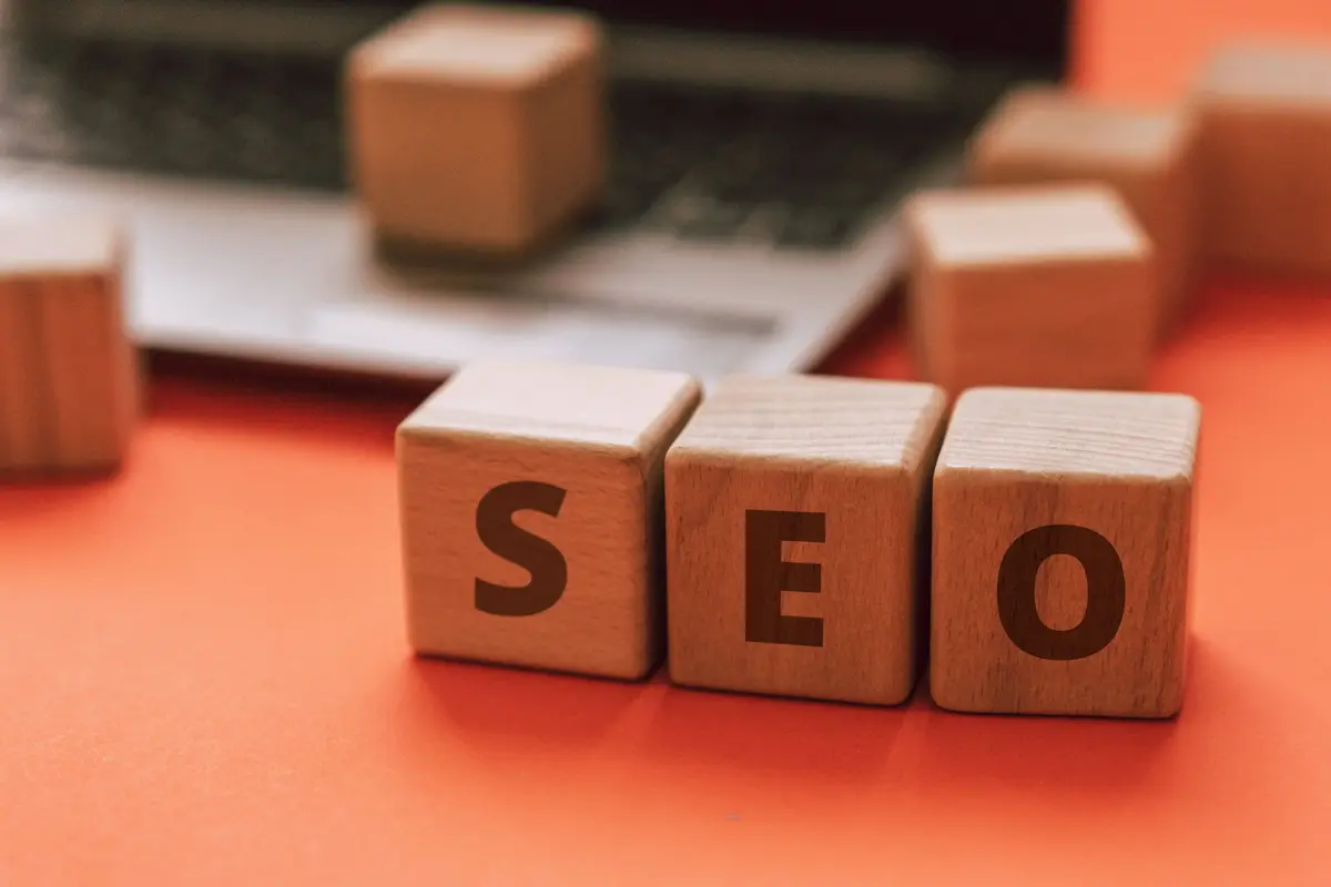 Cube en bois avec les lettres SEO