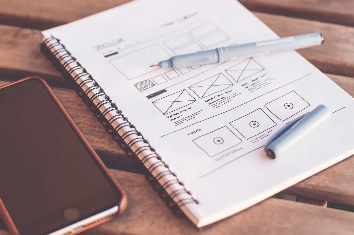 Une feuille de papier avec des wireframes